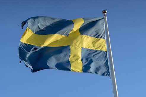 schwedische Flagge vor wolkenlosem Himmel