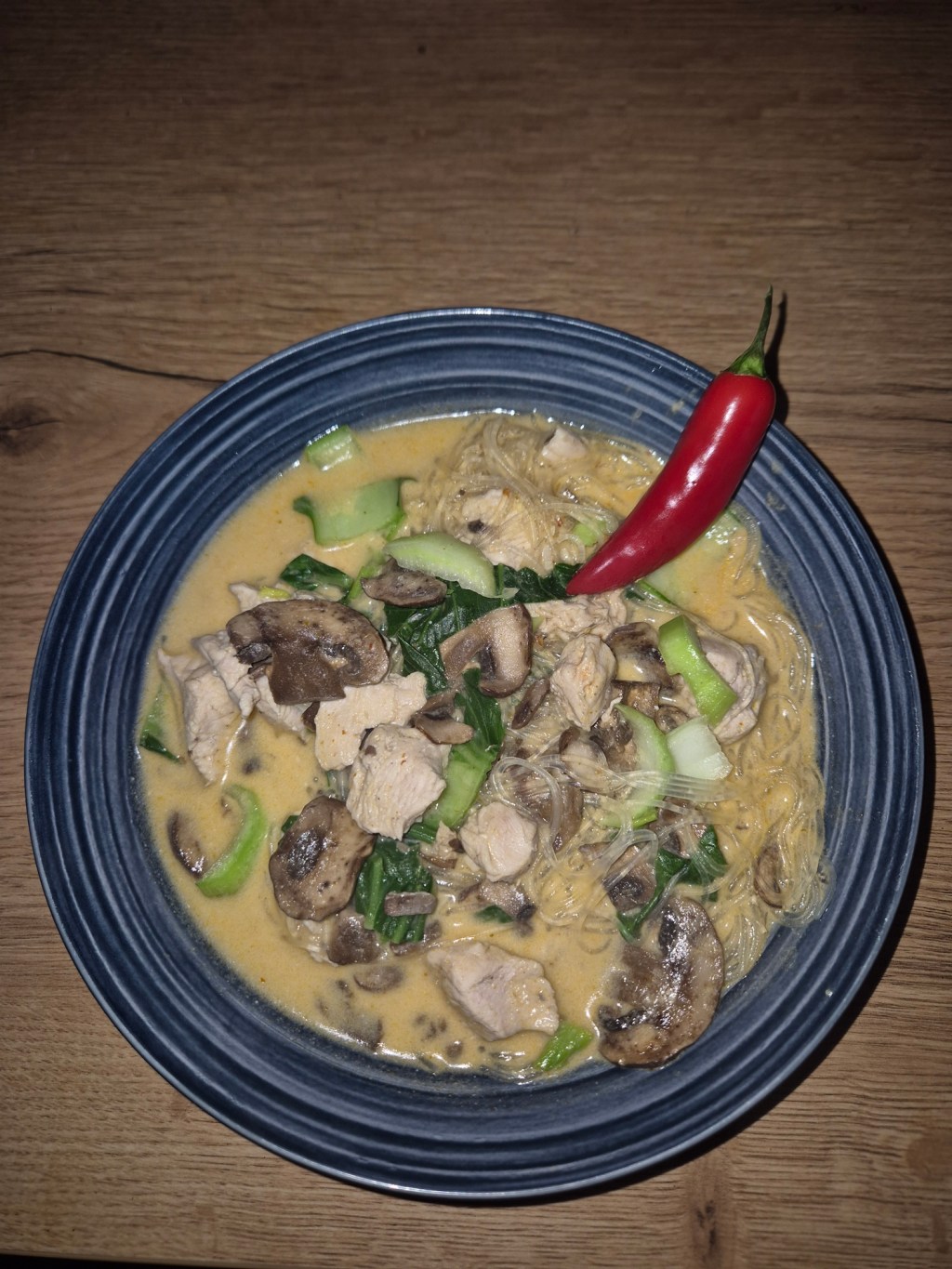 Asien auf dem Tisch: Scharfe Hähnchen-Glasnudel-Suppe